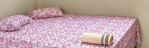 Cama de casal com toalhas dobradas