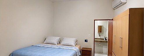 Quarto família com cama de casal, ar-condicionado e banheiro
