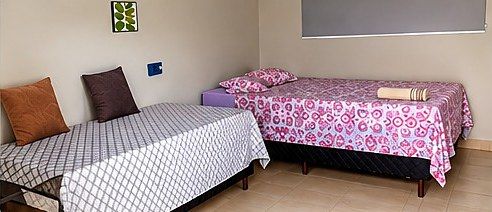 Quarto com cama de casal e cama de solteiro